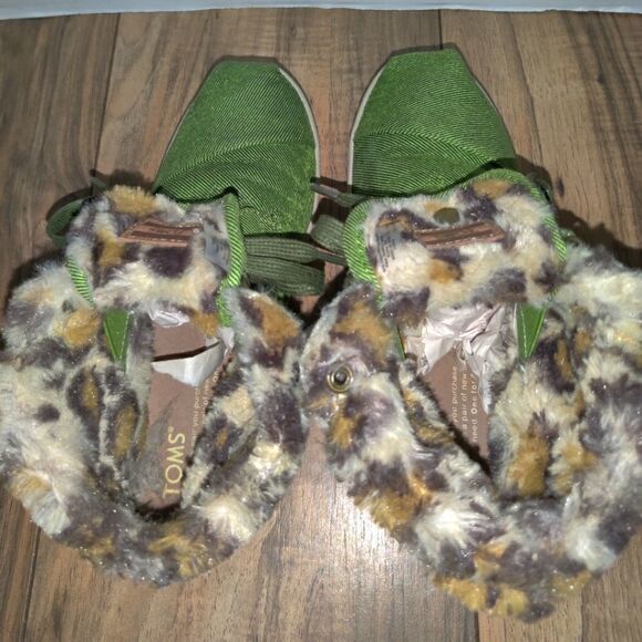 Toms One for One Green Canvas Bootie With Leopard Print Inside Size: 5 - Picture 4 of 8